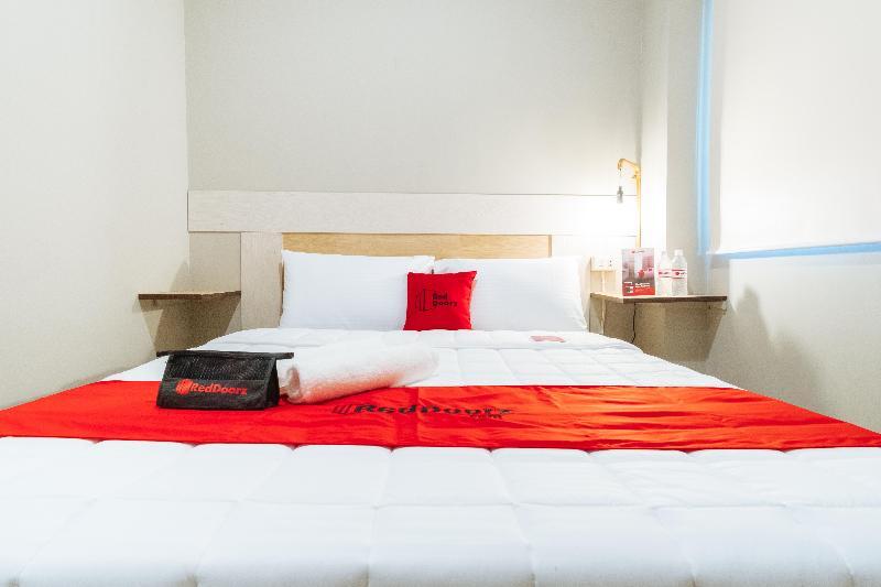 Reddoorz Plus Near Osmena Highway 2 Манила Экстерьер фото